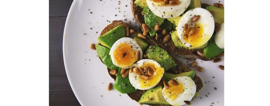uova e avocado ricchi di proteine sane