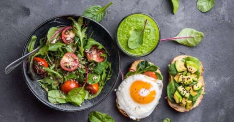 esempi di colazione proteica con avocado e uova