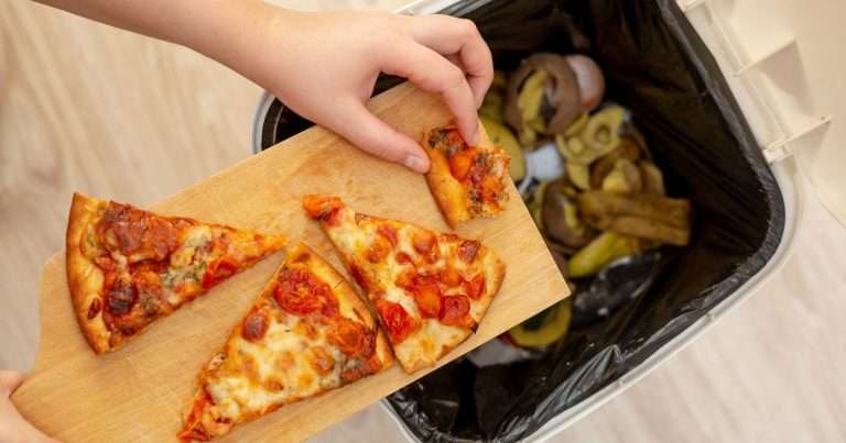 pezzi di pizza che stanno per finire nella pattumiera